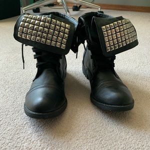 NEVER WORN combat boots